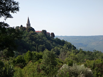 グロジュニャンの教会の塔