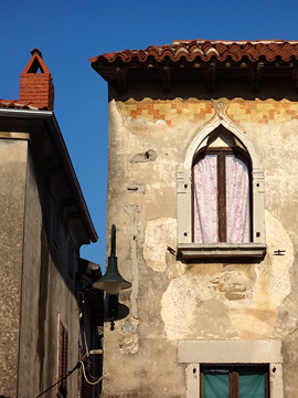 ヴェネツィア時代の雰囲気を残す窓