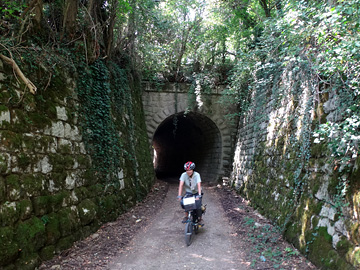 古いトンネルをくぐる