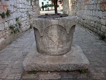 ロマネスクの家の横の井戸