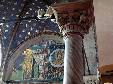 大理石の柱と聖母マリアの訪問