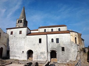 初期の建築の遺跡から司教宮殿を見る