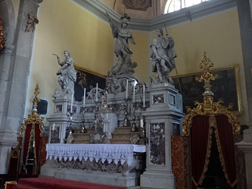 祭壇のバロック彫像