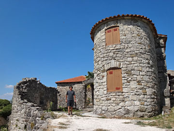 城壁と円形の塔