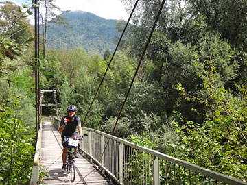 トルミンカ川の吊り橋