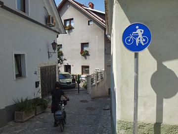 自転車を押すサイン