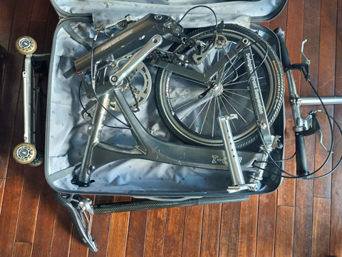 BD-1 Monocoqueをスーツケースに入れる手順2