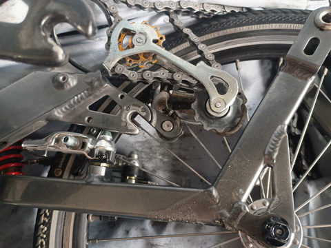 フロントフォークとディレイラーの位置関係