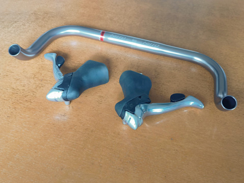 ブルホーンバーとデュアルコントロールレバー