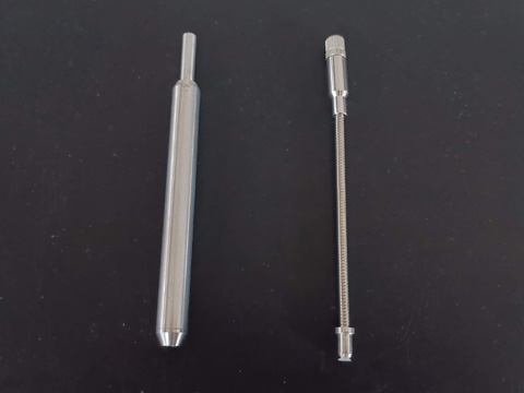 左：『ぶんかいくん』、右：ワイヤーアジャスター付フレキシブルリードパイプ