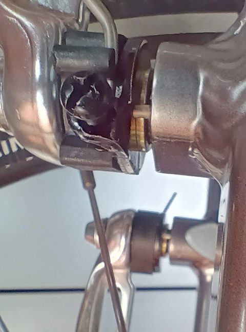 ブレーキとフレームとの隙間／奥に見える金色のところがブレーキのボトム部