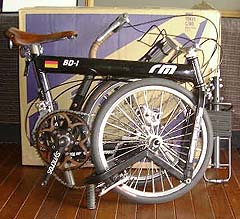 BD-1Wの箱と折畳んだ自転車（ペダルは外してある）＆リアキャリア（右端）