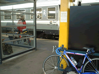 列車に自転車を乗せる