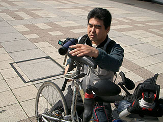自転車に三脚を取り付けるルビオ