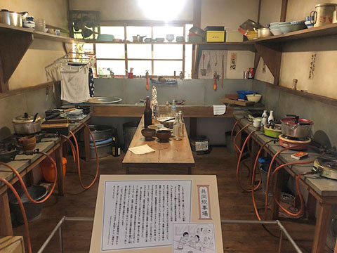 トキワ荘の昭和の雰囲気漂う共同炊事場