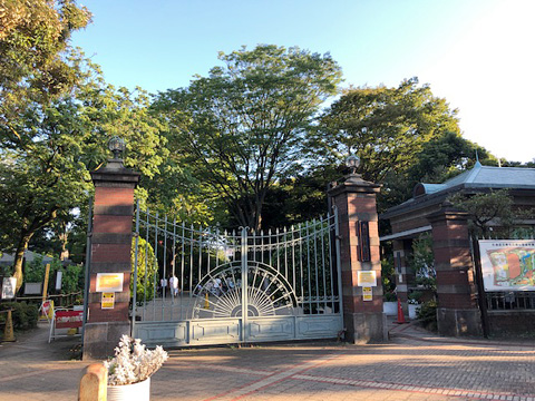 蚕糸の森公園正門