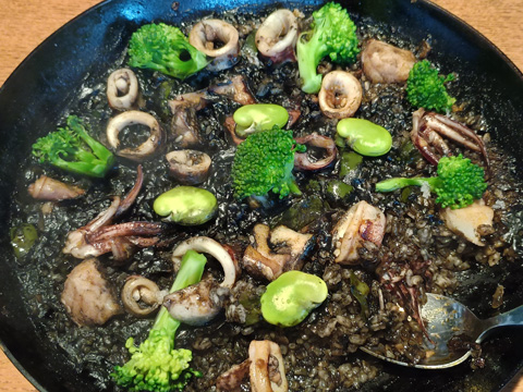 緑の野菜をアクセントにしたアロス・ネグロ