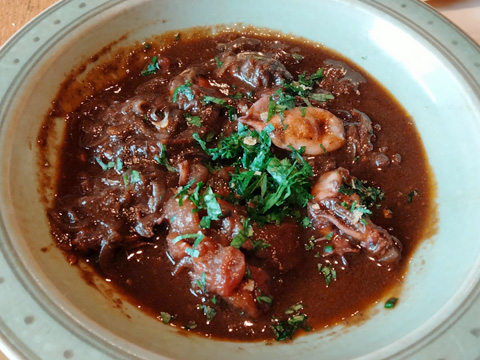 濃厚なイカ墨とアンチョビ入り