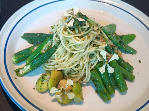 そら豆を入れた冷たいパスタ