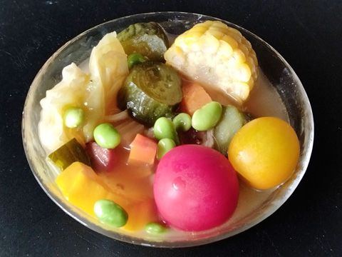 冷たい野菜のスープ