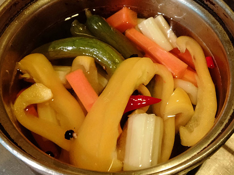 ピクルス液を沸かし野菜をさっと煮る