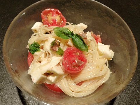冷製カペッリーニ・アラ・カプレーゼ／アンチョビ入り