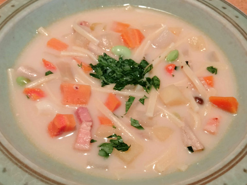 パスタ入りの温かいチャウダー