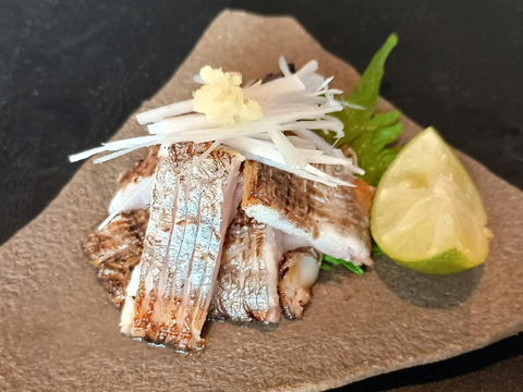 タチウオの焼霜造り（炙り）