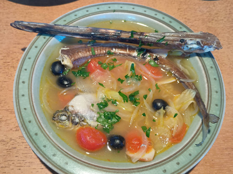 チビ魚の丸ごとスープ