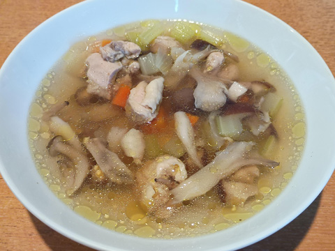 パイに包む前のきのこのスープ