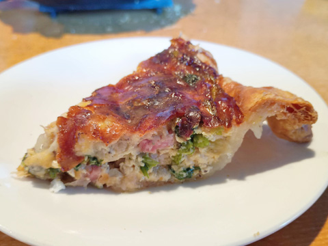 取り分けたキッシュ