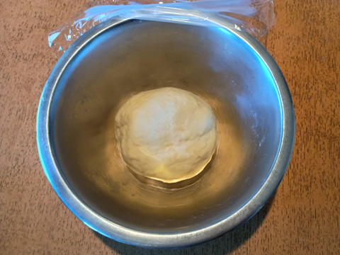 ピザ生地を丸めたところ