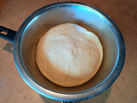 ピザ生地が発酵し膨らんだところ