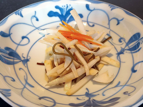 塩昆布を使った蕪の皮の浅漬け