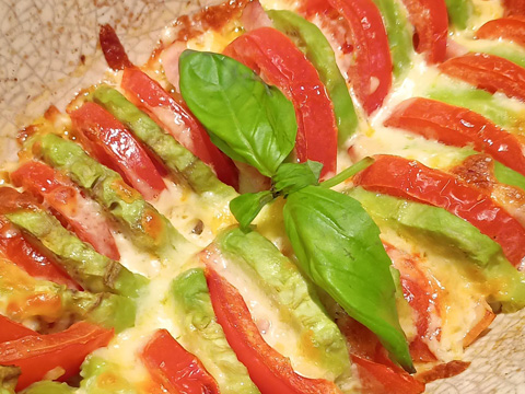 アボカド、トマト、チーズのトリコロール・グラタン