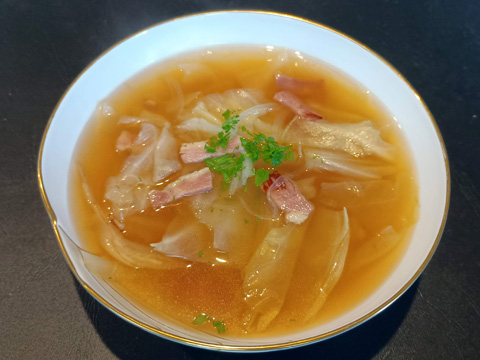 キャベツとベーコンのスープ