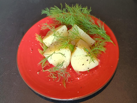 茹でじゃがいものディルバター添え