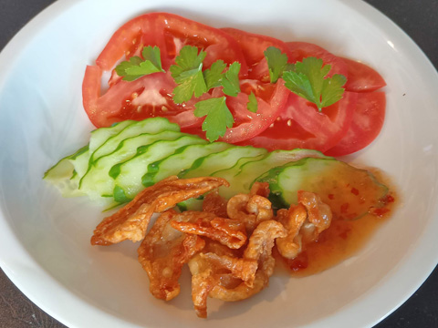 パリパリ鶏皮のスイートチリソース添え