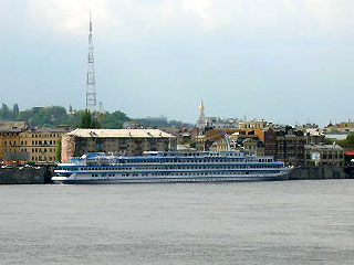ニプロ川の大型客船
