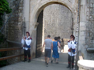 スタリ・グラドの城門と衛兵
