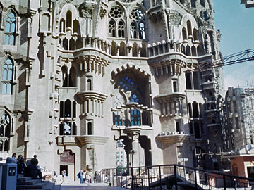 生誕の門の内側足元