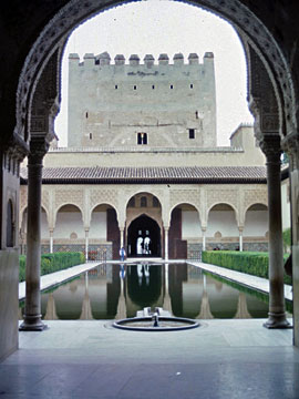 アラヤネスの中庭とコマレス塔