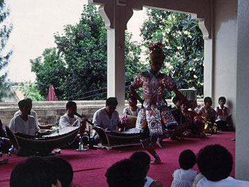 民族舞踊が始まる