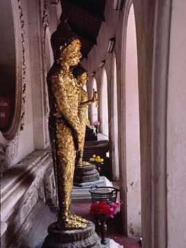 金箔を貼った仏像