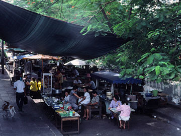 通りを埋める屋台