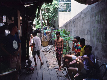 水路沿いの通路を行く