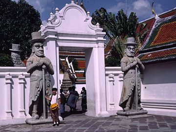 門番の像