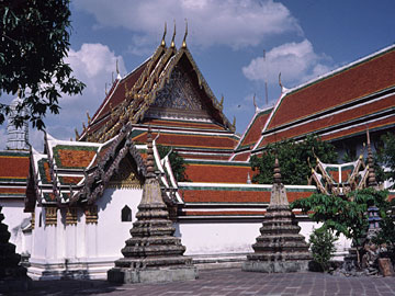 寺院の建物と仏塔