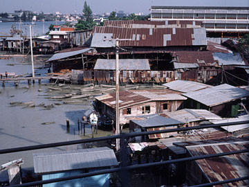 列車で川を渡る