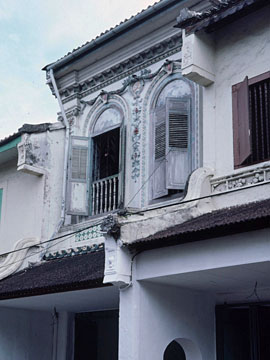 漆喰の装飾の家